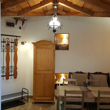 Mendei Vendeghaz Loft 招待所 *