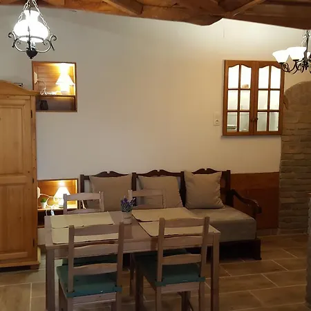 Mendei Vendeghaz Loft 招待所 Mende